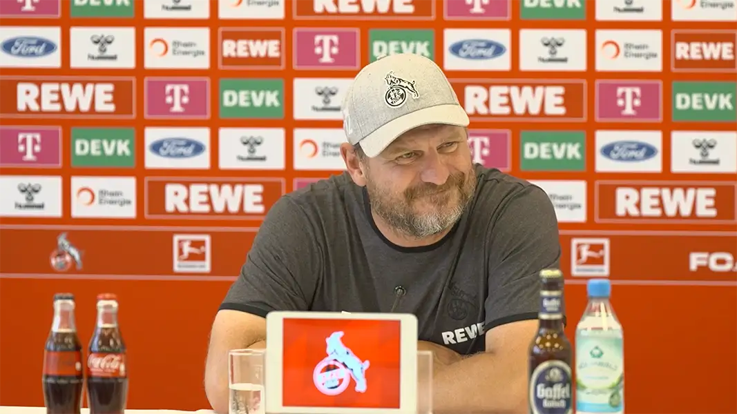 Steffen Baumgart auf der Pressekonferenz vor dem ersten Heimspiel gegen den VfL Wolfsburg. (Foto: 1. FC Köln)