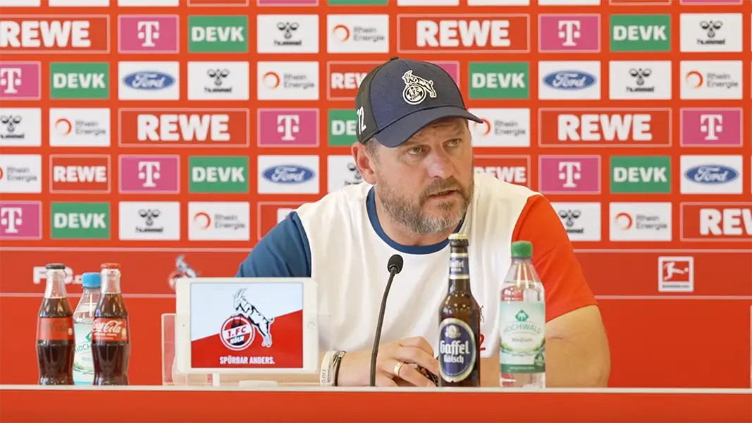 Steffen Baumgart auf der Pressekonferenz vor dem Spiel beim VfL Osnabrück. (Foto: 1. FC Köln)