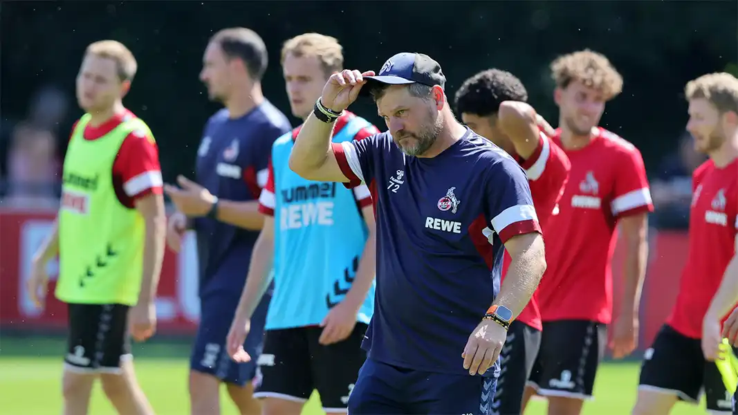 Steffen Baumgart im Kreise seiner Spieler. (Foto: Bucco)