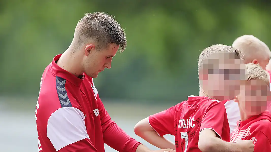 Rasmus Carstensen gibt nach seinem ersten Training für den FC Autogramme. (Foto: Bucco)
