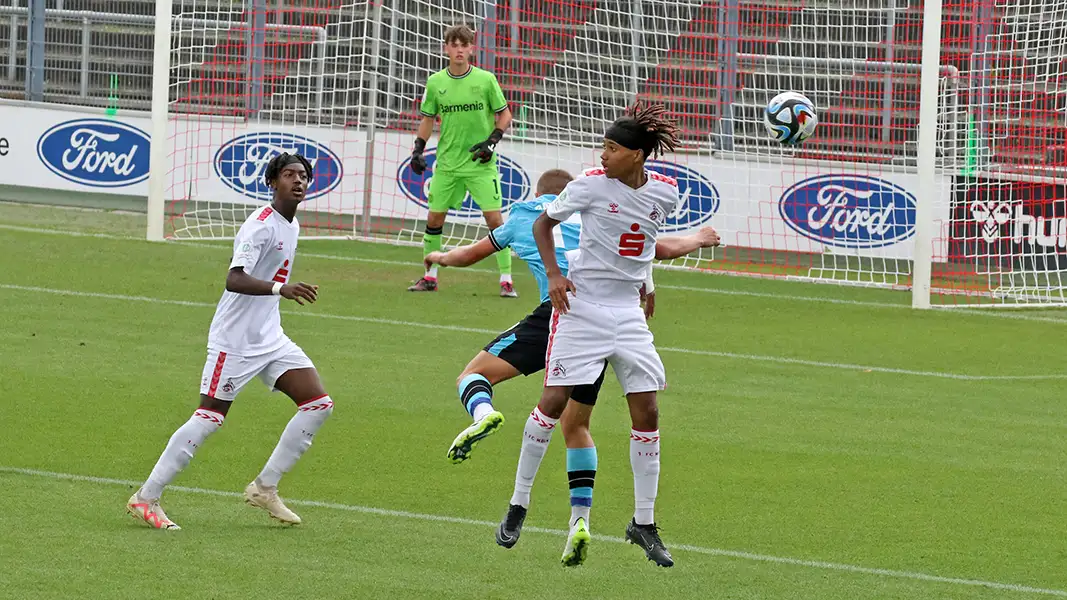 David Samuel Fürst im Luftzweikampf: Die FC-U17 bleibt gegen Leverkusen chancenlos. (Foto: GEISSBLOG)