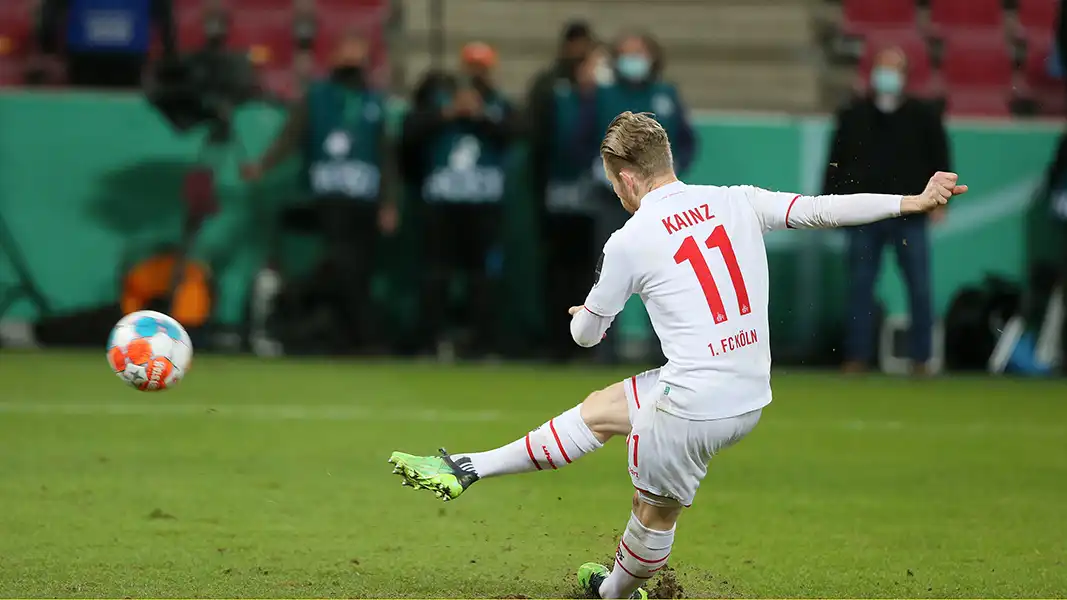 Florian Kainz trifft gegen den HSV den Ball im Elfmeterschießen doppelt. (Foto: Bucco)