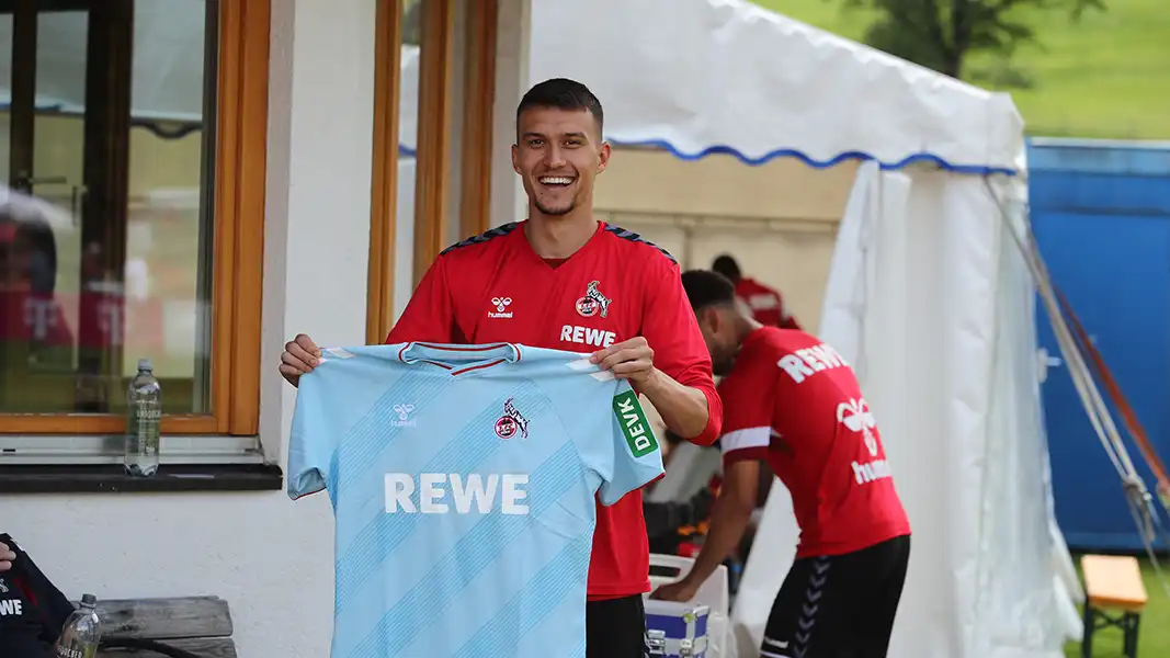 Dejan Ljubicic zeigte das neue FC-Trikot - wird er es noch einmal tragen? (Foto: Bucco)