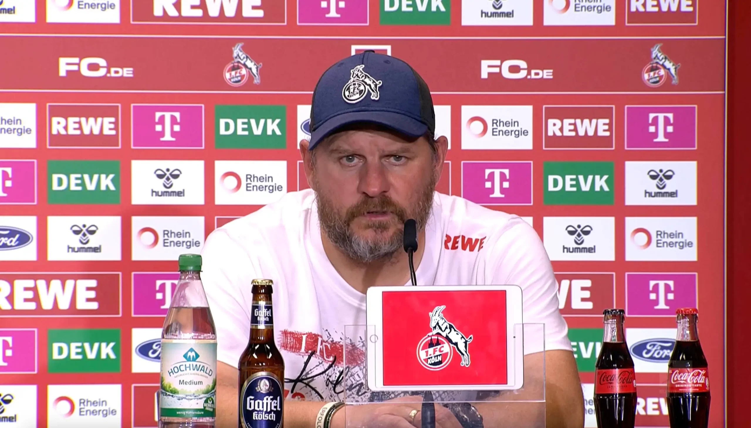 Steffen Baumgart auf der Pressekonferenz nach dem Spiel gegen Wolfsburg. (Foto: 1. FC Köln)