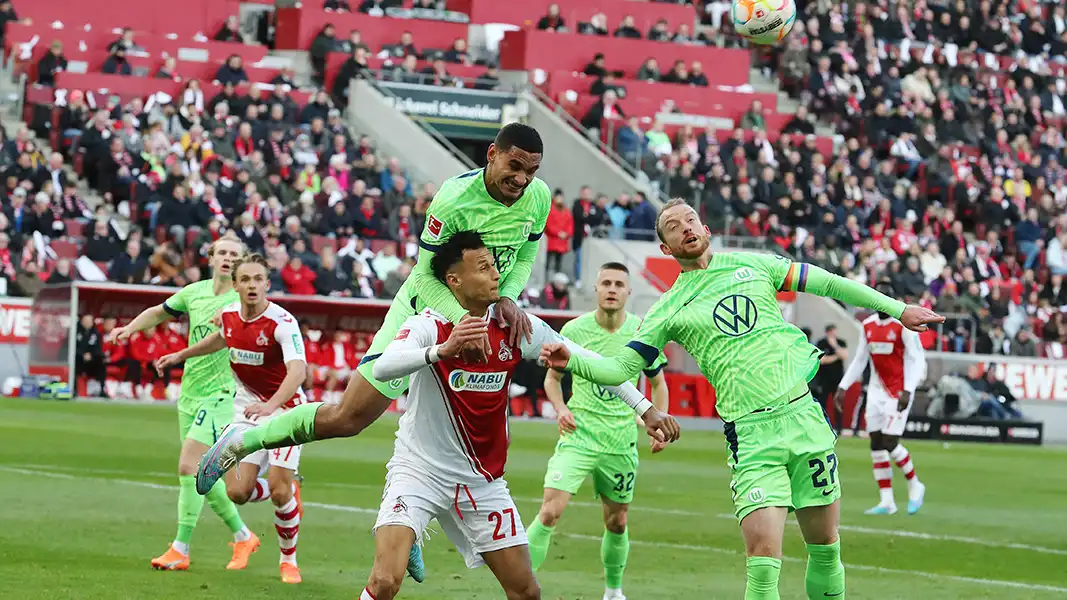 Davie Selke im Infight gegen den VfL Wolfsburg. (Foto: Bucco)