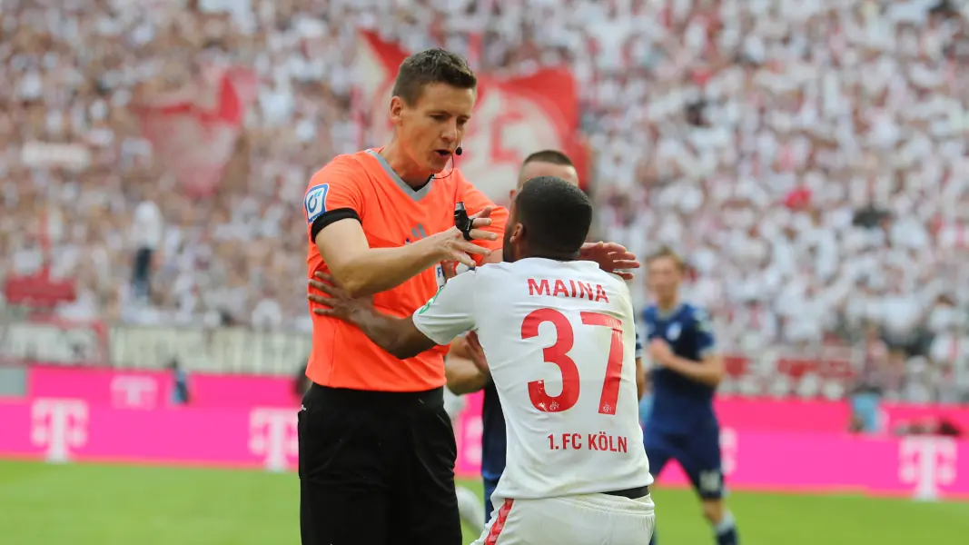 Daniel Siebert und der 1. FC Köln um Linton Maina waren am Samstag nicht immer einer Meinung. (Foto: Bucco)