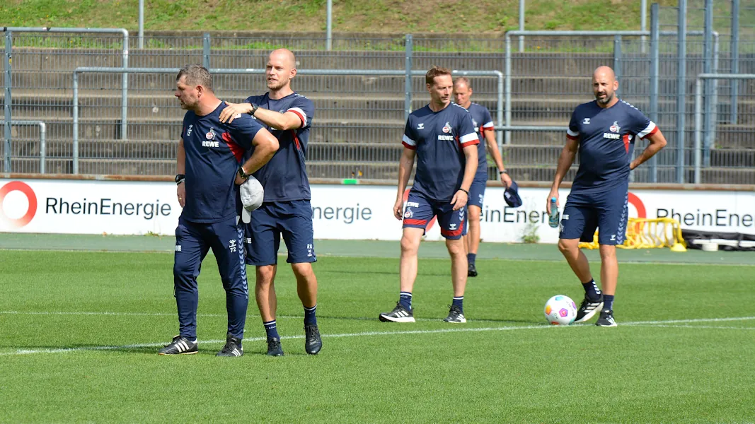 Co-Trainer René Wagner versuchte, Steffen Baumgart zu beruhigen. (Foto: GEISSBLOG)