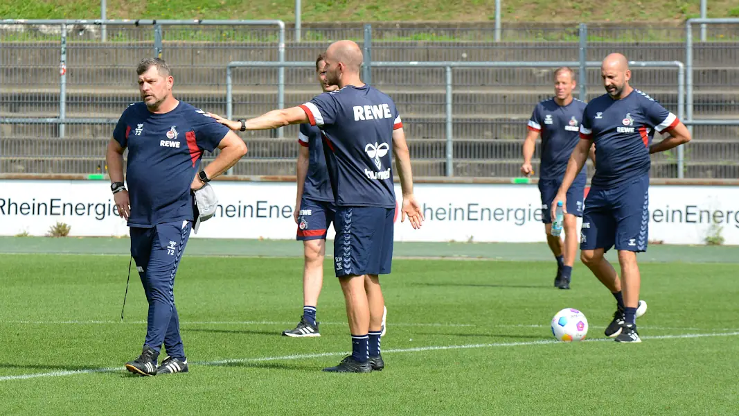 Co-Trainer René Wagner versuchte, Steffen Baumgart zu beruhigen. (Foto: GEISSBLOG)