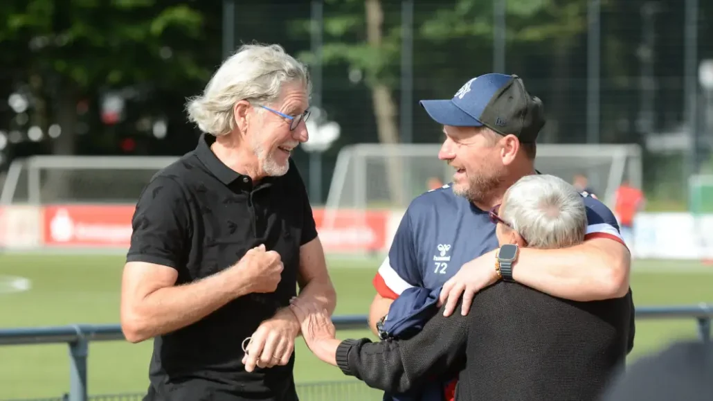 Gute Laune beim FC-Training: Steffen Baumgart mit Toni Schumacher. (Foto: GEISSBLOG)