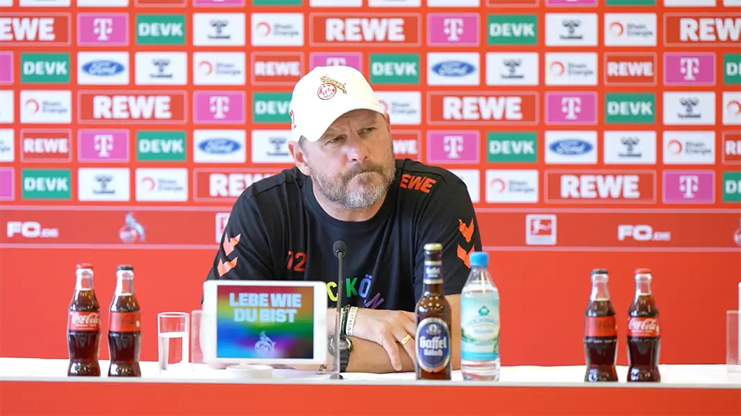 Steffen Baumgart auf der Pressekonferenz vor dem Spiel gegen Stuttgart. (Foto: Screenshot)