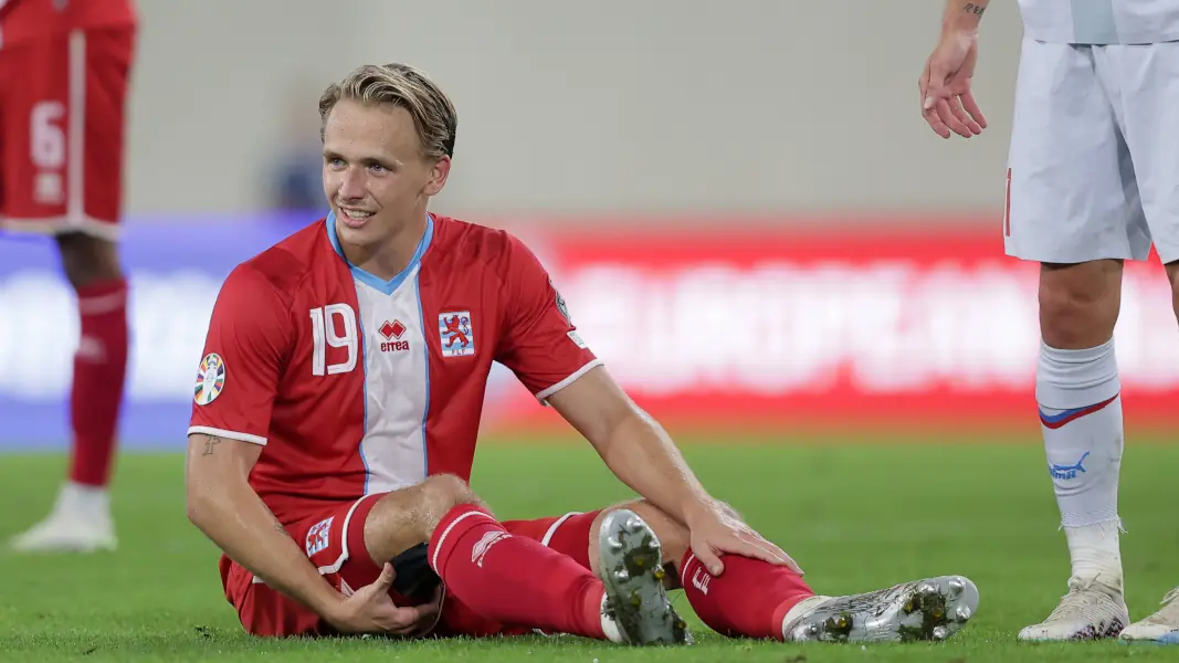 Mathias Olesen musste bei Luxemburgs 3:1-Sieg gegen Island angeschlagen raus. (Foto: IMAGO / Majerus)