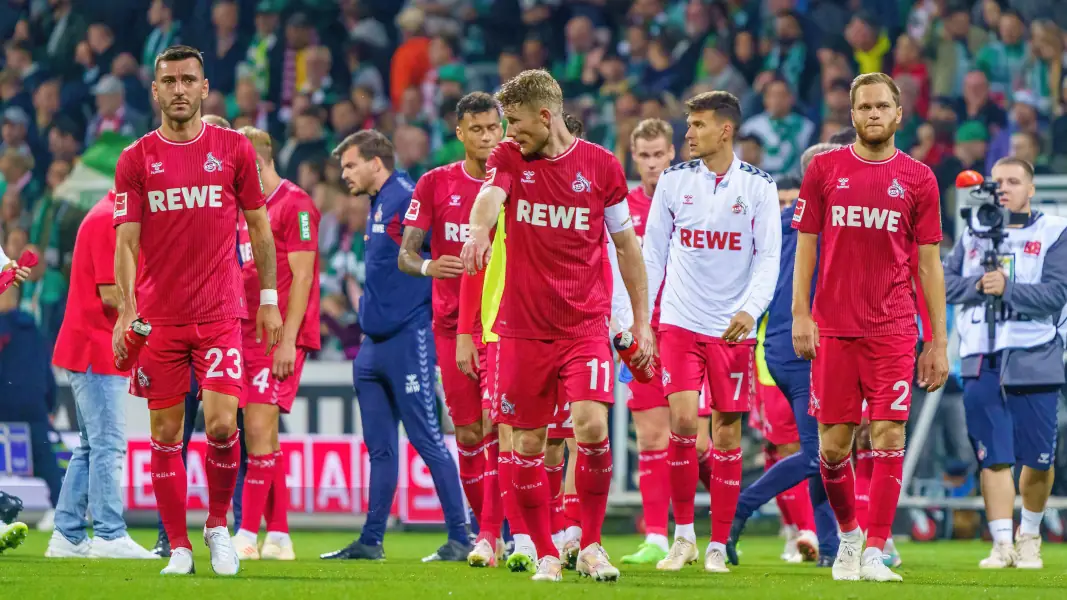 Kapitän Florian Kainz und seine Teamkollegen nach dem 1:2 bei Werder Bremen. (Foto: IMAGO / Eibner)