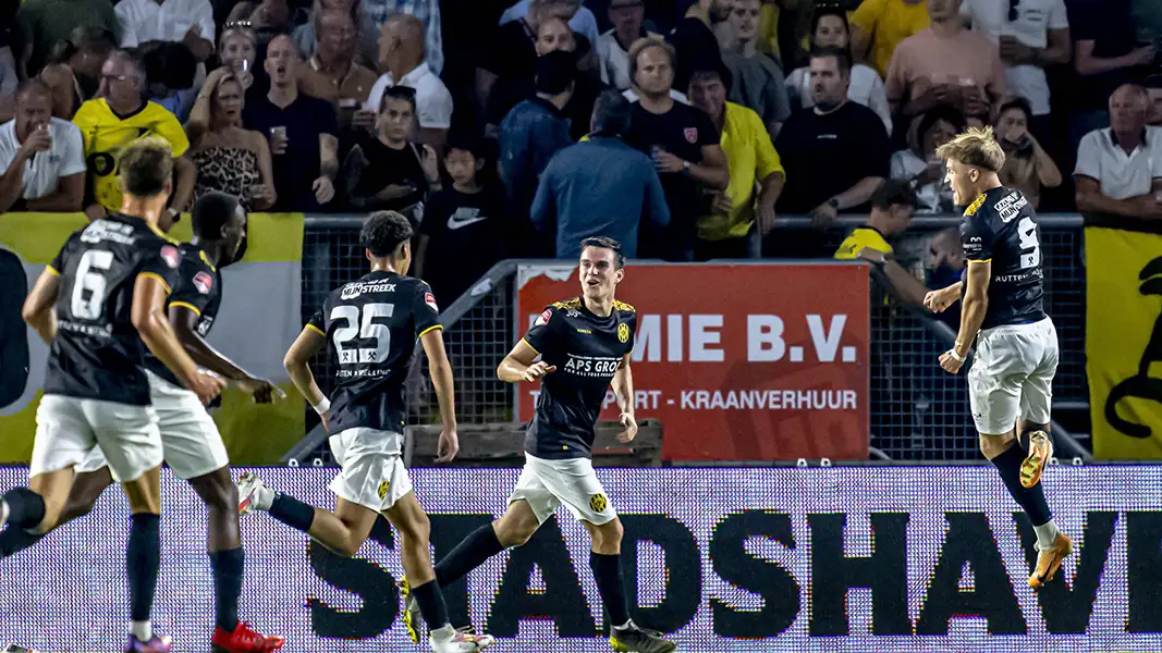 Maxi Schmid (re.) bejubelt seinen ersten Treffer für Roda Kerkrade. (Foto: IMAGO / Pro Shots)