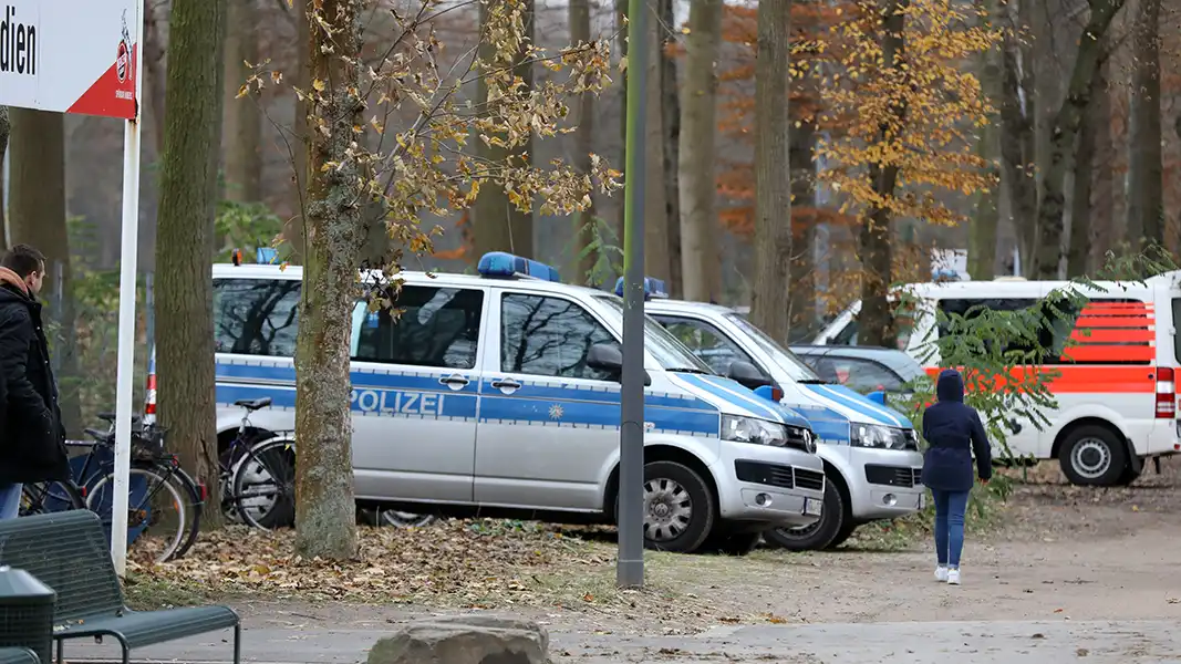 Die Polizei am Geißbockheim. (Archivbild: Ligafoto)