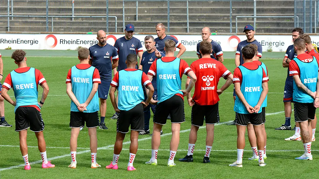 Steffen Baumgart zeigt es an: Der Trainer fordert zwei Kontakte. (Foto: GEISSBLOG)