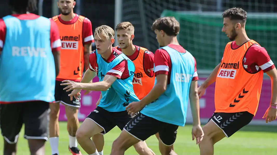 Jacob Christensen, Rasmus Carstensen, Max Finkgräfe und Leart Pacarada (v.l.) mit Jeff Chabot im Hintergrund. (Foto: Bucco)