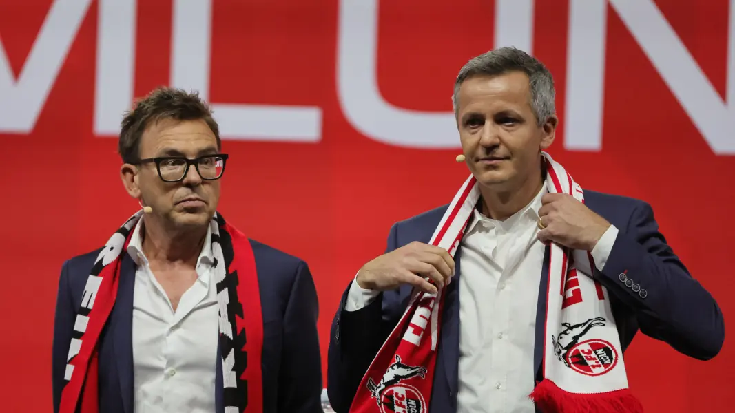 Die FC-Geschäftsführer Markus Rejek (l.) und Philipp Türoff bei der Mitgliederversammlung. (Foto: Bucco)