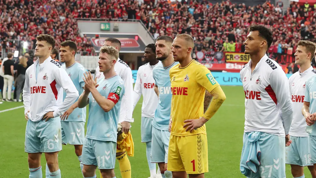 FC-Torhüter Marvin Schwäbe mit seinen Teamkollegen vor dem FC-Block. (Foto: Bucco)