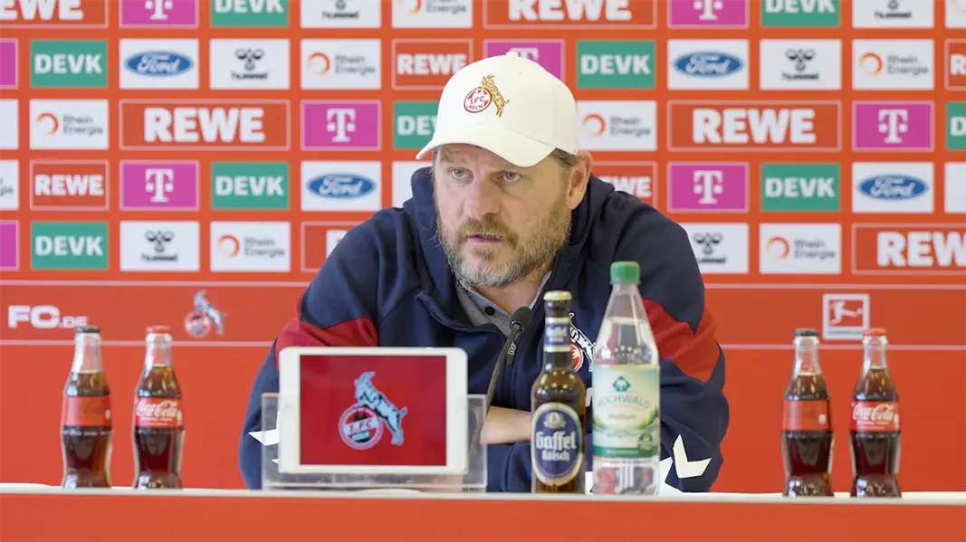 Steffen Baumgart auf der Pressekonferenz vor dem Spiel bei RB Leipzig. (Foto: 1. FC Köln)