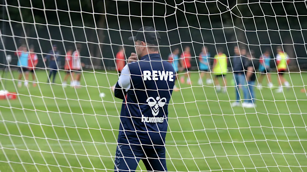 Steffen Baumgart coachte beim Training am Dienstag zeitweise aus dem Tor heraus. (Foto: GEISSBLOG)