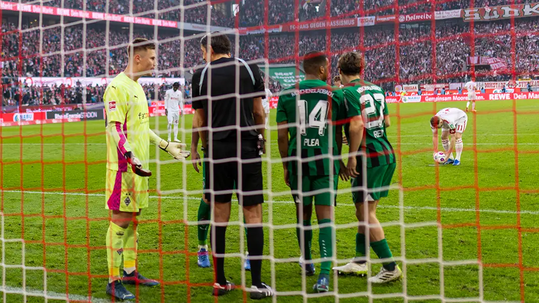 Deniz Aytekin ließ den Elfmeter von Florian Kainz wiederholen. (Foto: IMAGO / Müller)