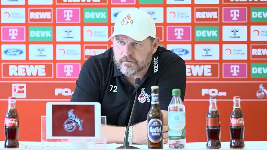 Steffen Baumgart auf der Pressekonferenz vor dem Spiel gegen Leverkusen. (Foto: Screenshot)