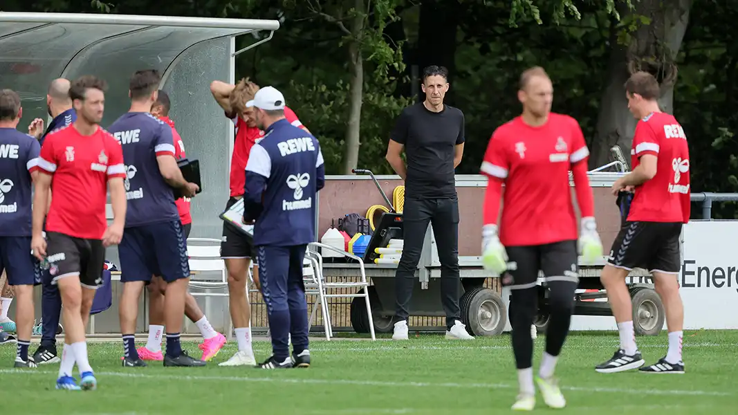 Christian Keller beobachtet das FC-Training. (Foto: Bucco)