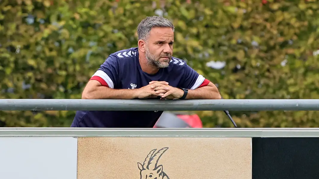 Schaut genau hin: U21-Trainer Evangelos Sbonias. (Foto: Bucco)