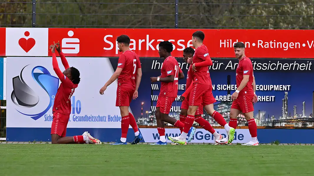 Jan Thielmann (re.) bejubelt mit der U21 den Treffer von Elias Bakatukanda (li.) zum 1:0 in Velbert. (Foto: IMAGO / Nordphoto)