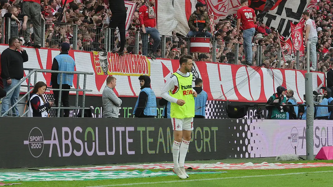 Mark Uth musste das Derby 90 Minuten von der Bank aus verfolgen. (Foto: Bucco)