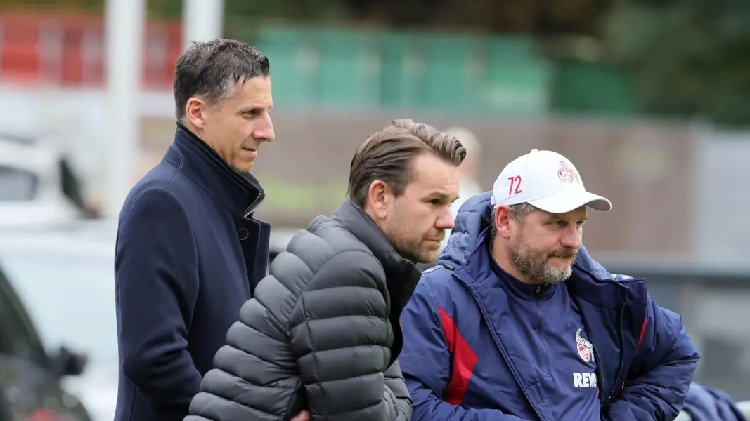 Sportchef Christian Keller, Lizenzspieler-Leiter Thomas Kessler und Trainer Steffen Baumgart am Geißbockheim. (Foto: Bucco)