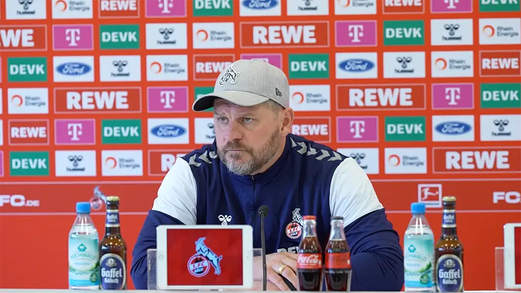 Steffen Baumgart auf der Pressekonferenz vor dem Spiel beim VfL Bochum. (Foto: 1. FC Köln)