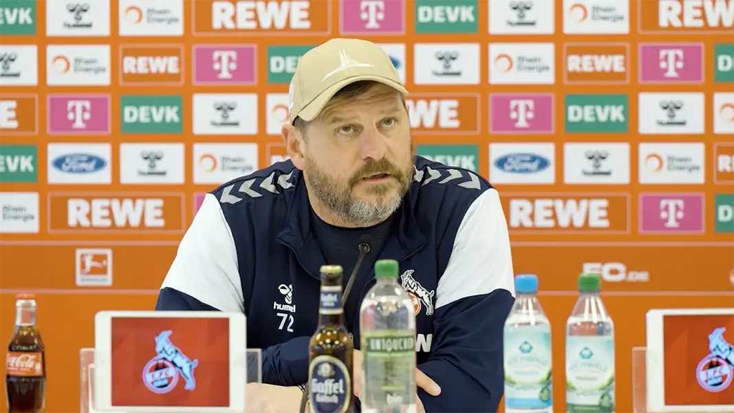 Steffen Baumgart auf der Pressekonferenz vor dem Spiel beim SV Darmstadt 98. (Foto: 1. FC Köln)