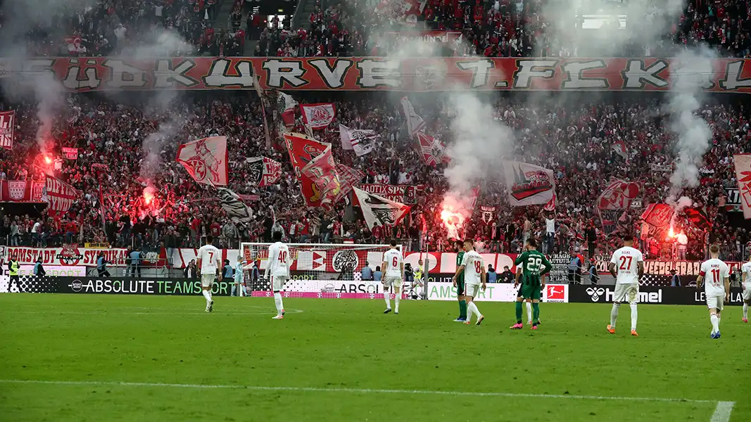 Pyrotechnik im RheinEnergieStadion gegen Borussia Mönchengladbach. (Foto: Bucco)