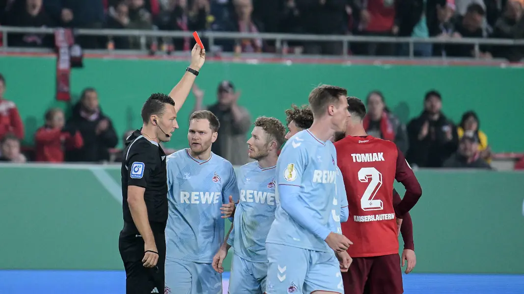Schiedsrichter Sven Jablonski zeigte FC-Kapitän Florian Kainz in den Schlussminuten Rot. (Foto: IMAGO / Jan Huebner)