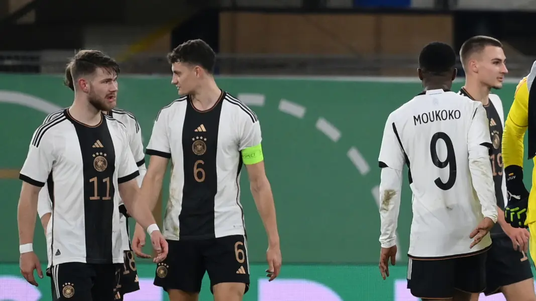 Drei Kölner und ein Dortmunder: Jan Thielmann, Eric Martel, Youssoufa Moukoko und der verliehene Tim Lemperle (v.l.) nach Deutschlands U21-Sieg gegen Estland. (Foto: IMAGO / Team 2)