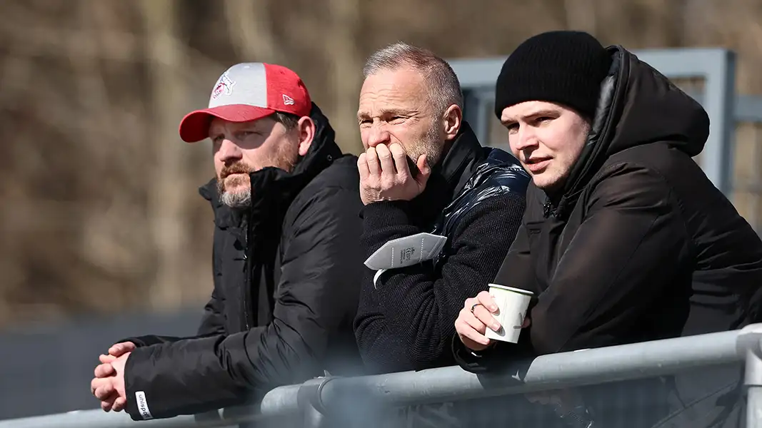 Steffen Baumgart, Uwe Gospodorek und Lukas Berg bei einem Nachwuchsspiel des 1. FC Köln. (Foto: Bucco)