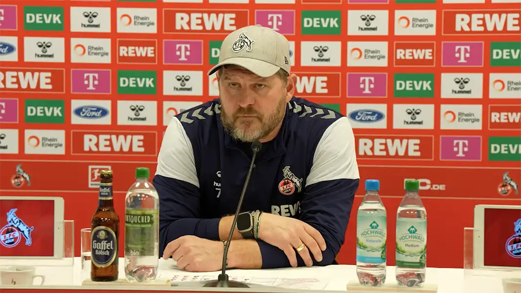 Steffen Baumgart auf der Pressekonferenz vor dem Heimspiel gegen Freiburg. (Foto: 1. FC Köln)