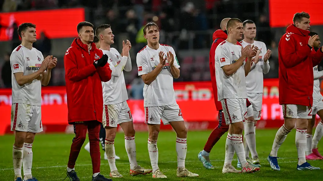 Die Spieler des 1. FC Köln bei ihrer Ehrenrunde nach Schlusspfiff. (Foto: Bucco)