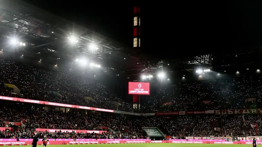 Die Ränge im Müngersdorf, von Taschenlampen erleuchtet. (Foto: Bucco)