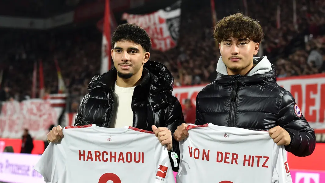 Fayssal Harchaoui (l.) und Justin von der Hitz wurden vor dem Mainz-Spiel vom 1. FC Köln geehrt. (Foto: IMAGO / Treese)