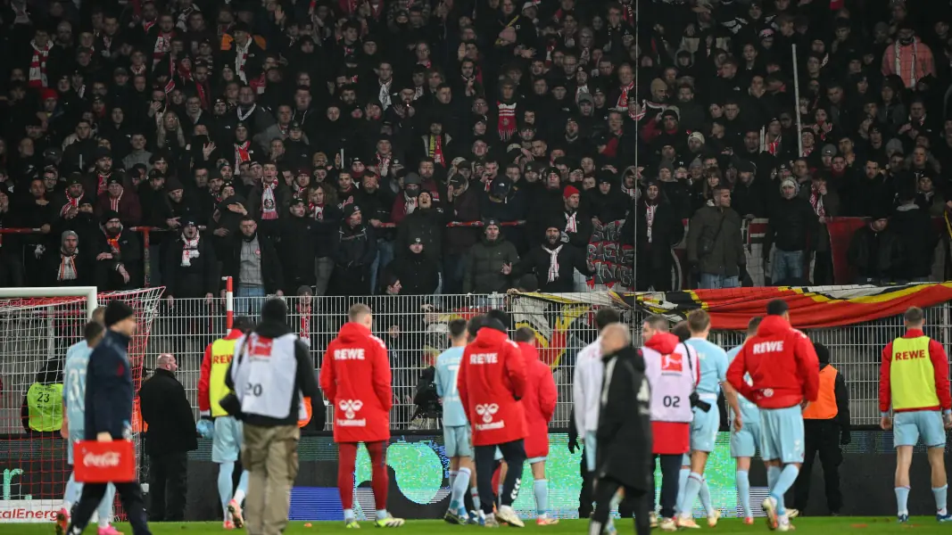 Nach der Niederlage bei Union Berlin bekamen die FC-Profis die Wut der Fans zu spüren. (Foto: IMAGO / Matthias Koch)