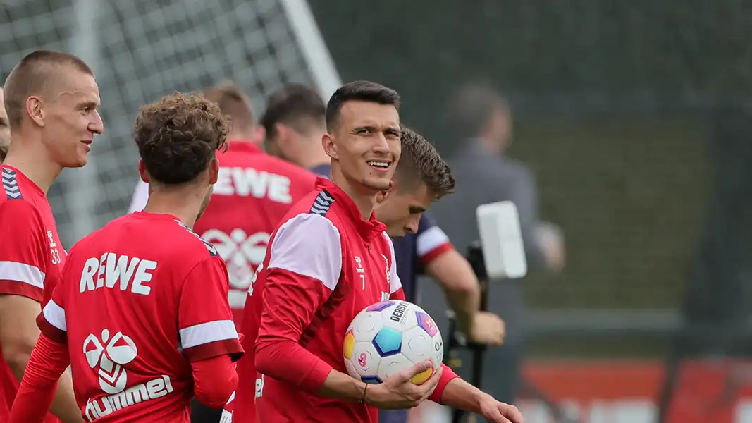 Dejan Ljubicic im Kreis der FC-Profis. (Foto: Bucco)