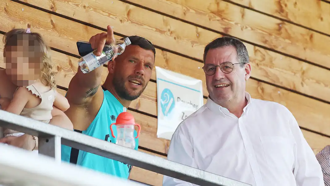 Lukas Podolski im Juli 2023 neben FC-Präsident Werner Wolf. (Foto: Bucco)