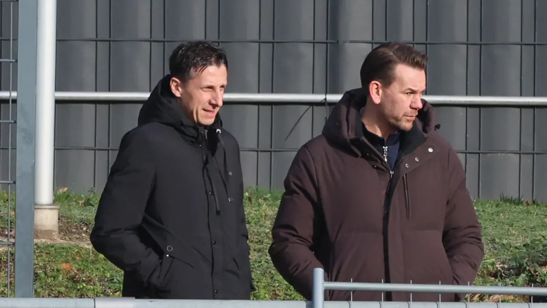 Christian Keller (l.) und Thomas Kessler beobachten das FC-Training. (Foto: Bucco)
