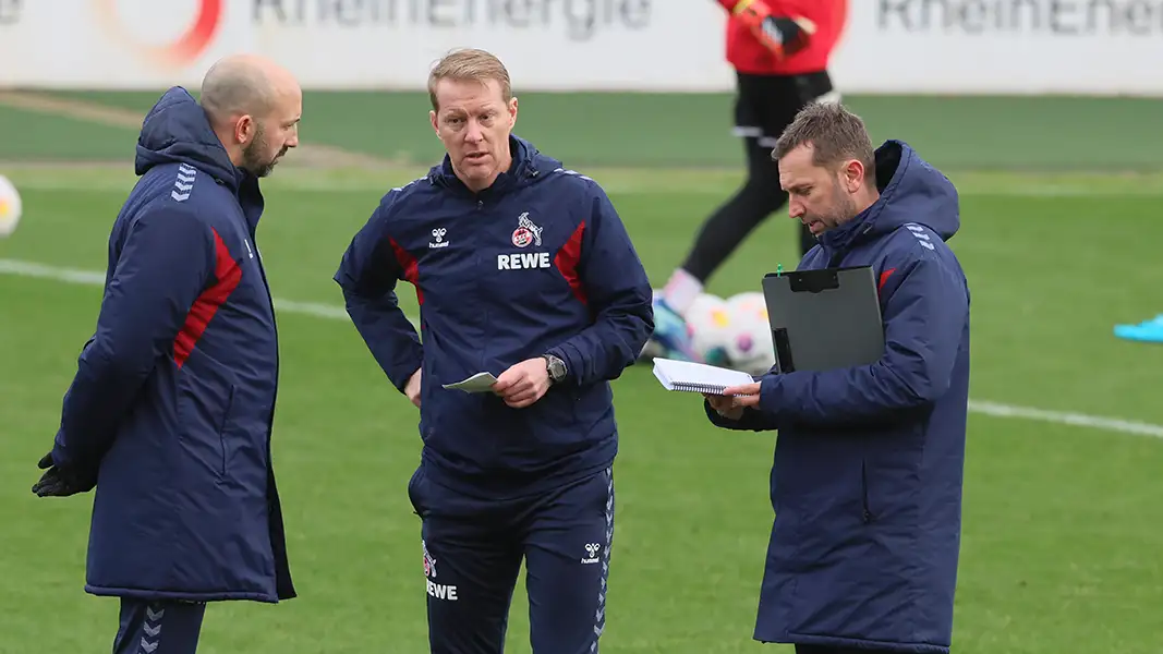 Timo Schultz mit Sportpsychologe Moritz Anderten (links) und Co-Trainer André Pawlak. (Foto: Bucco)