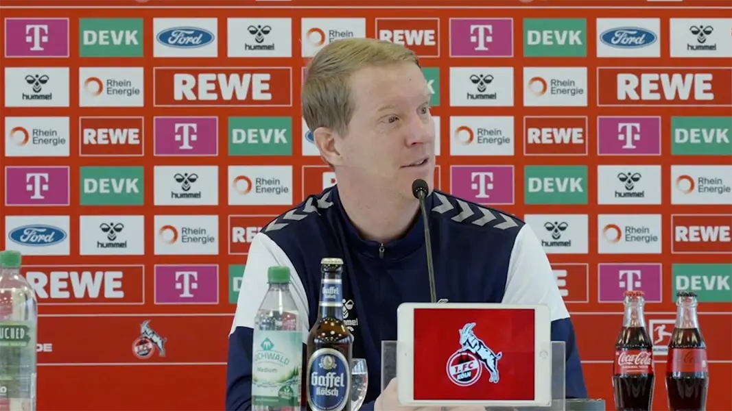 Timo Schultz auf der Pressekonferenz vor dem Auswärtsspiel beim VfL Wolfsburg. (Foto: 1. FC Köln)