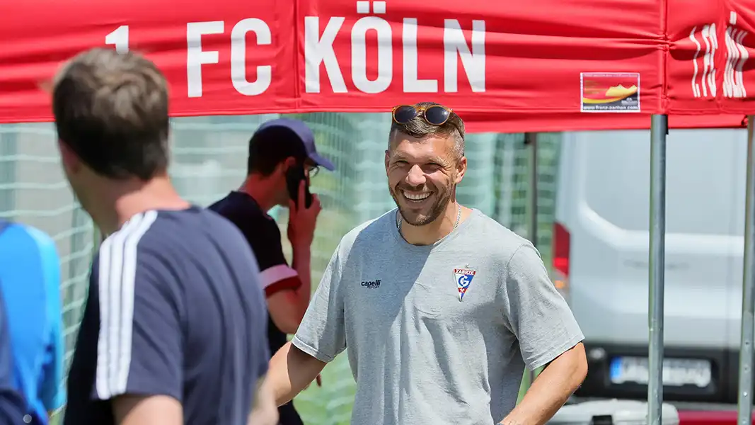 Lukas Podolski im Sommer 2023 beim Testspiel gegen den 1. FC Köln. (Foto: Bucco)