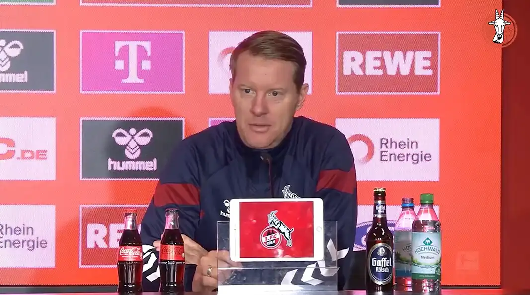 Timo Schultz auf der Pressekonferenz nach dem Spiel gegen Heidenheim. (Foto: 1. FC Köln)