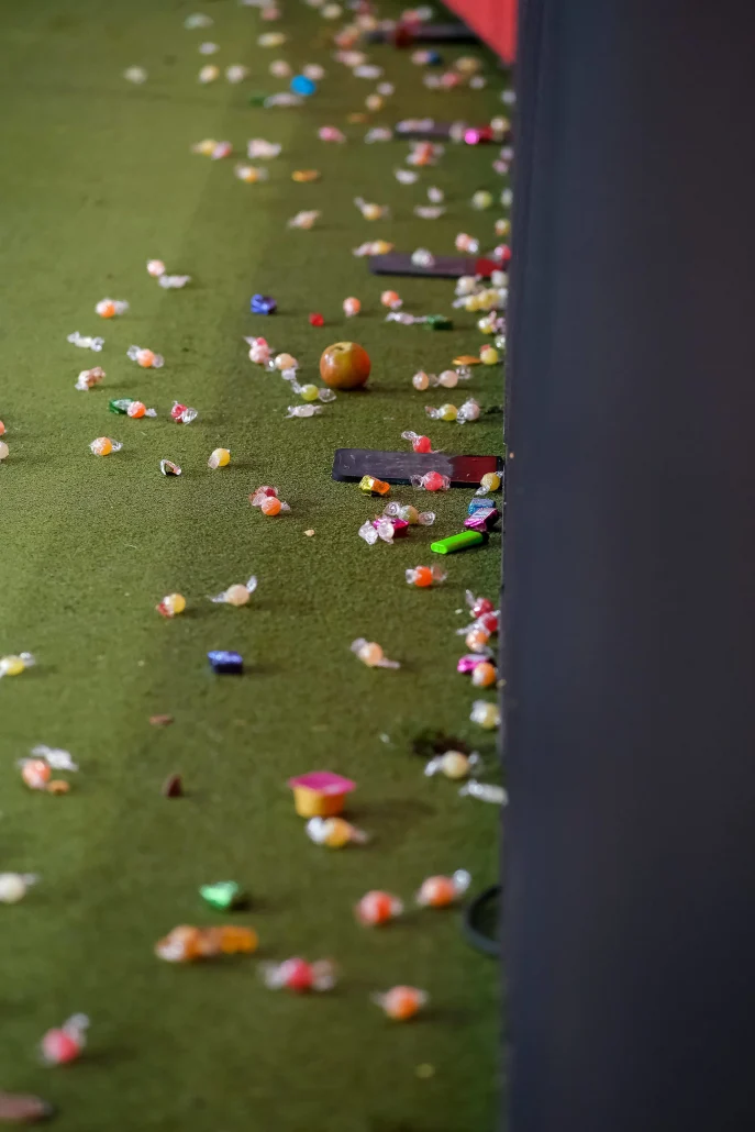 Kamelle und Äpfel flogen aufs Spielfeld. (Foto: IMAGO / Eibner)
